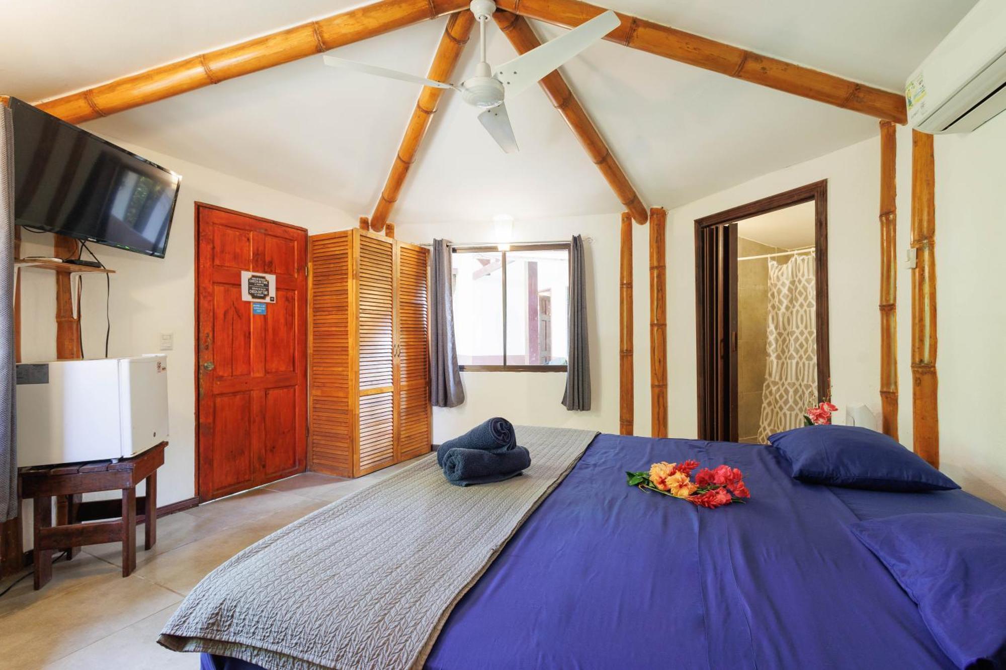 Bambutel Cocles Hotel Puerto Viejo de Talamanca ภายนอก รูปภาพ