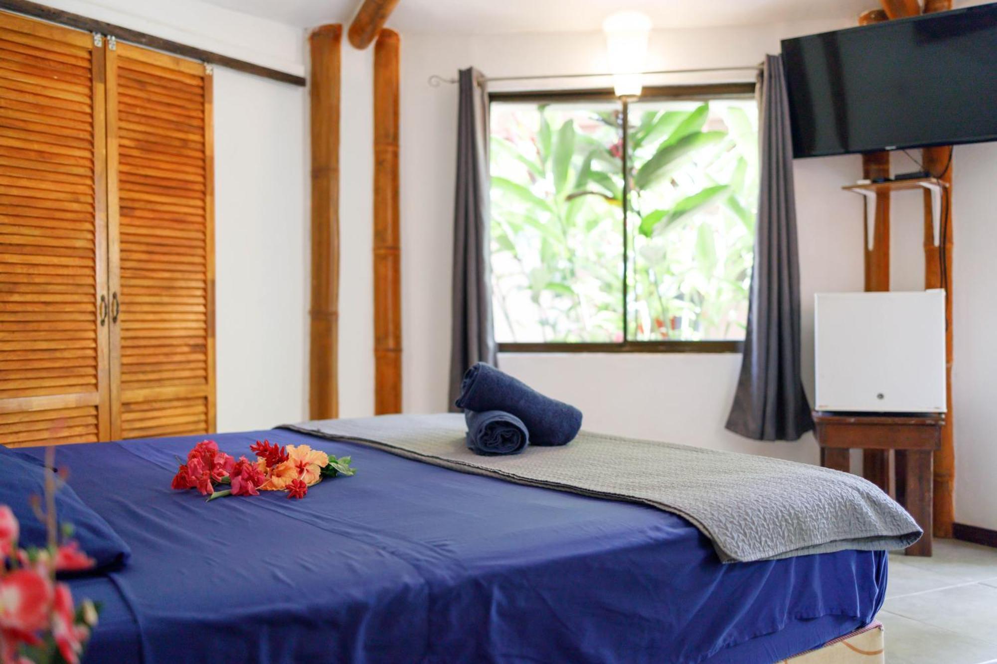 Bambutel Cocles Hotel Puerto Viejo de Talamanca ภายนอก รูปภาพ